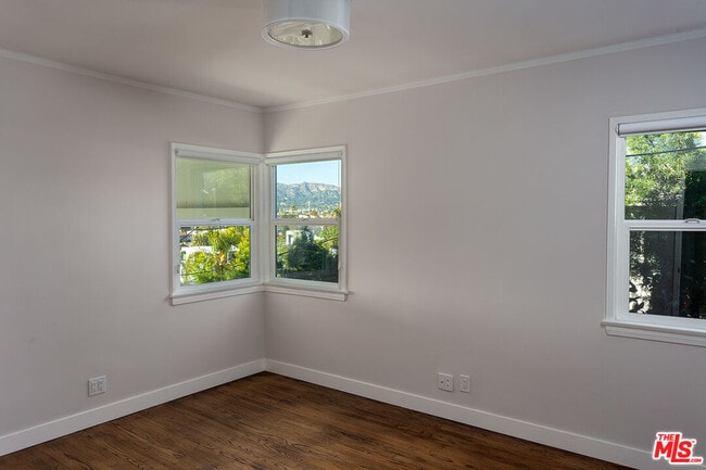 Building Photo - 908 Hyperion Ave