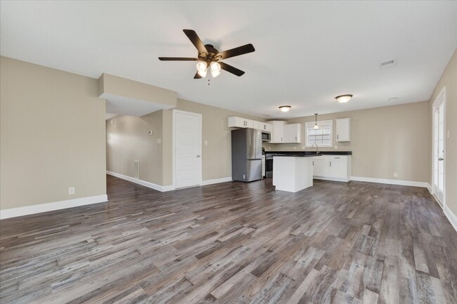 Building Photo - Pet Friendly Three Bedroom!