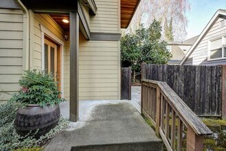 Building Photo - Treat yourself to $1000 off your first months rent with this darling one bedroom in Queen Anne.