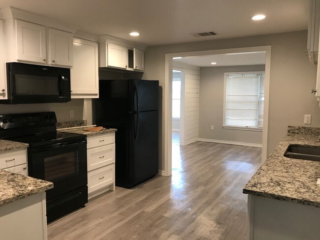 Building Photo - 1113 Big Rock St