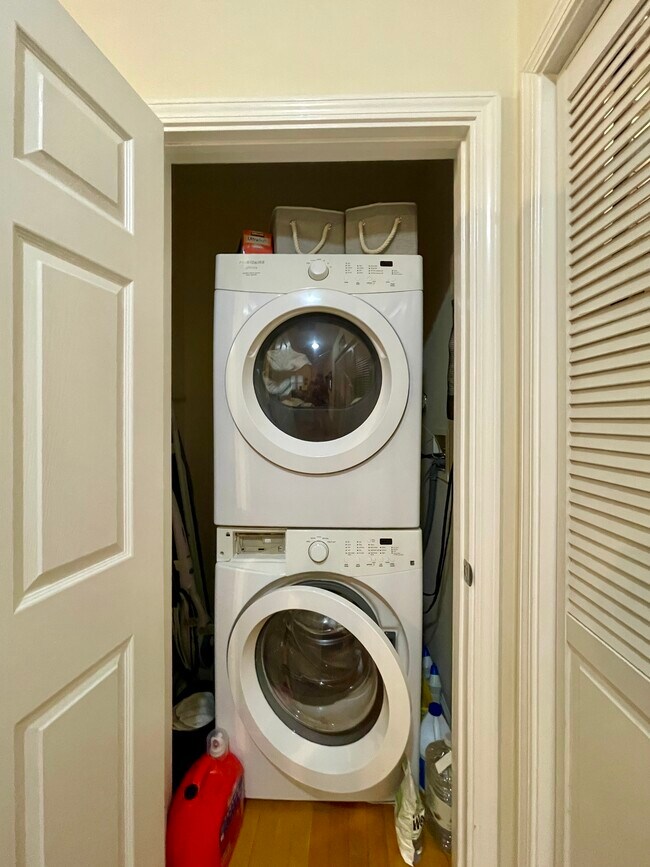 Building Photo - 2620 W Armitage Ave