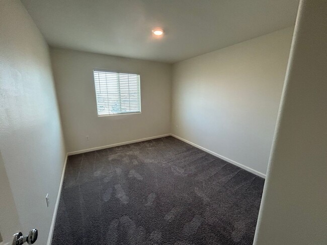 Building Photo - Spacious 5 Bedroom 4 Bathroom in Tulare!!