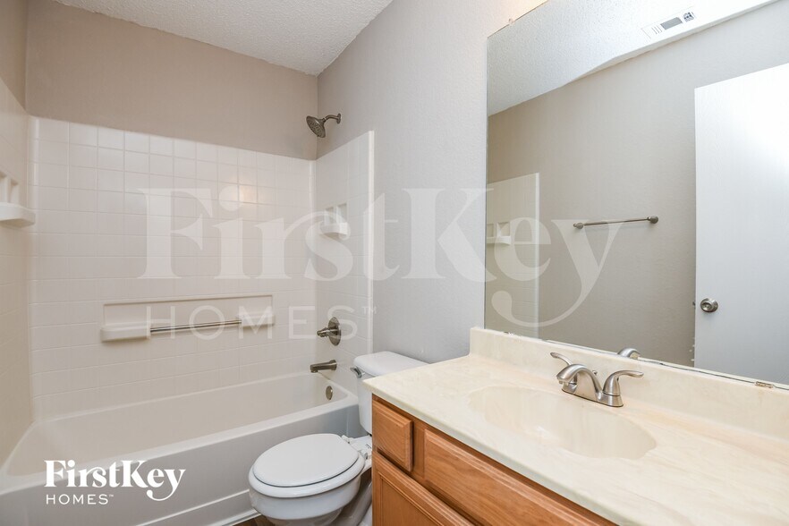 Building Photo - 609 Hollyberry Dr
