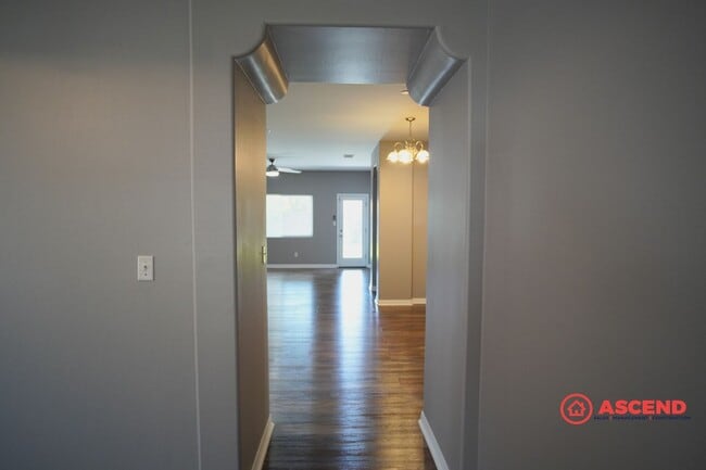 Building Photo - Beautiful 4 Bedroom SW Home Close to Freeway!