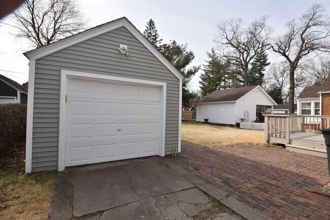 Building Photo - Adorable 3 Bedroom on McKinley Ave. South Bend, IN