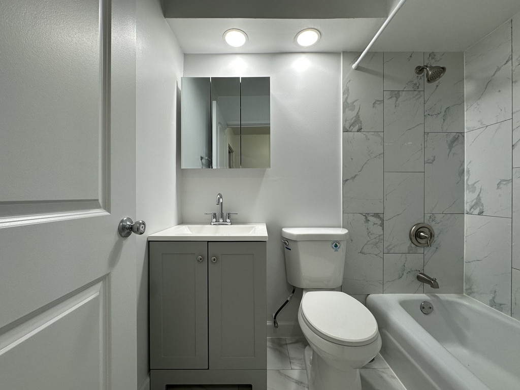 Building Photo - 1525 W Morse Ave