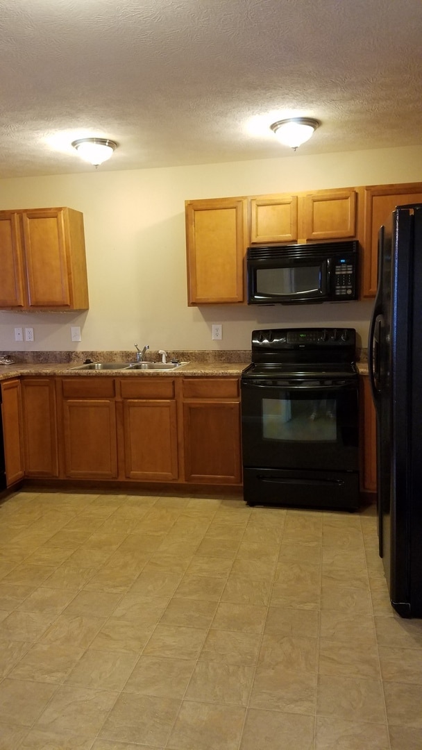 Building Photo - 3 bedroom, 2.5 bath townhome