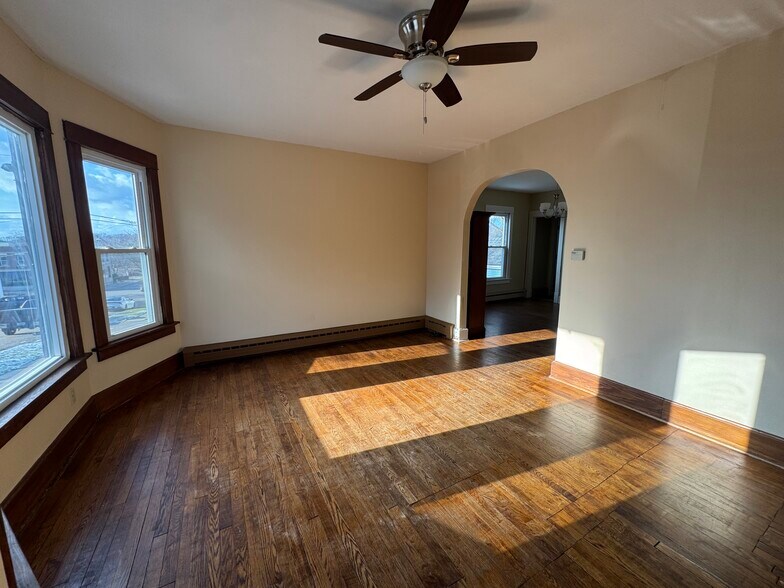 Building Photo - 10 E Nelson St