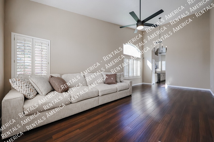 Building Photo - 6126 E Juniper Ave