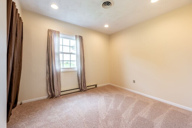 Building Photo - Spacious Ranch Close to Campus