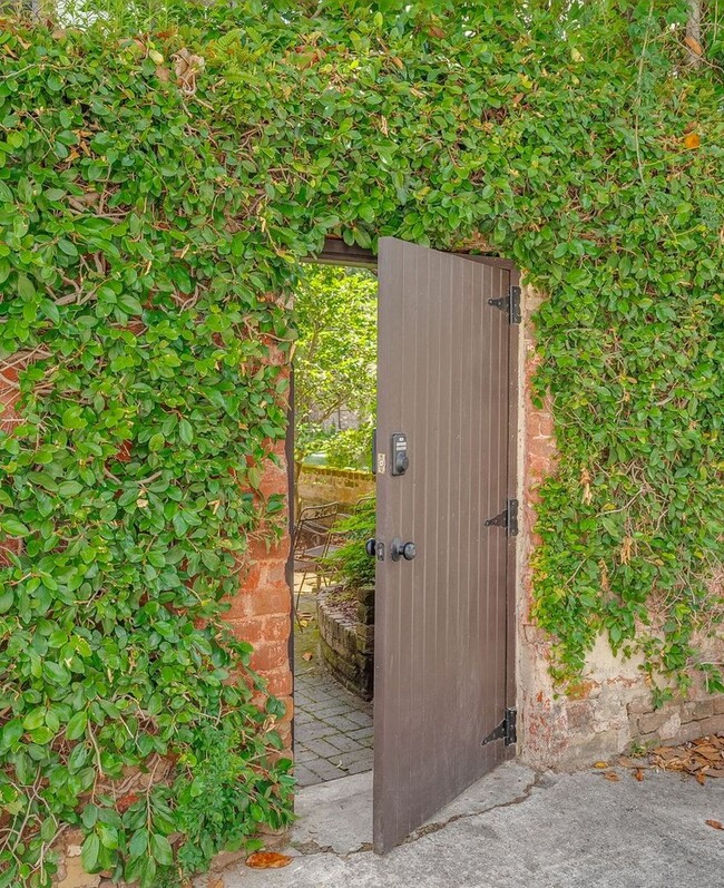Building Photo - Renovated 2 Bedroom Carriage house off Lafayette Square
