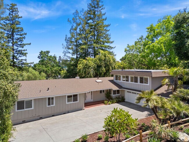 Building Photo - Spacious Menlo Park Retreat with 6 Bedroom...