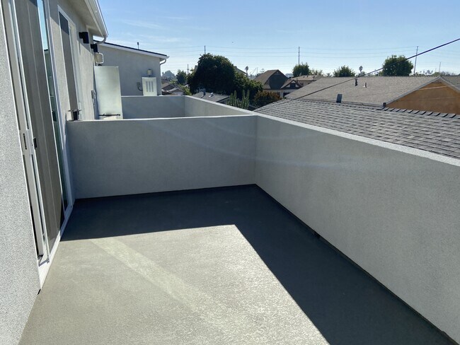 Building Photo - 3042-3044 J St