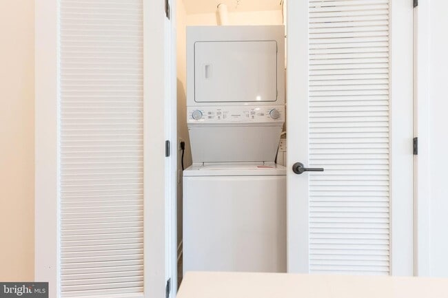 Building Photo - 3120 W Jefferson St