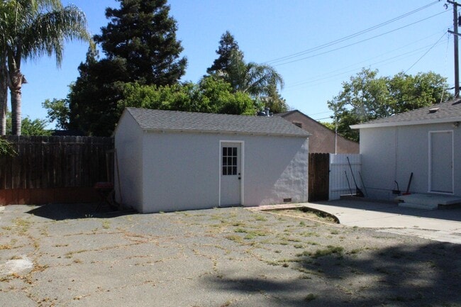Building Photo - **COMING SOON** Adorable 2 Bedroom, 1 Bath...