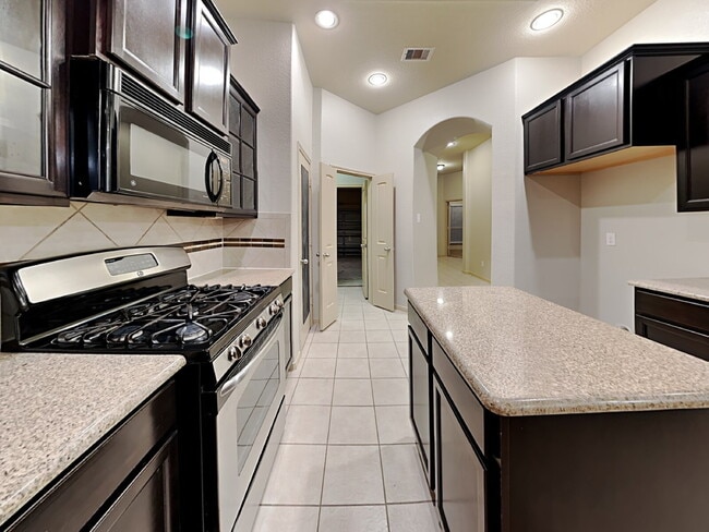 Building Photo - Charming Move-In Ready Ranch in Deer Run E...