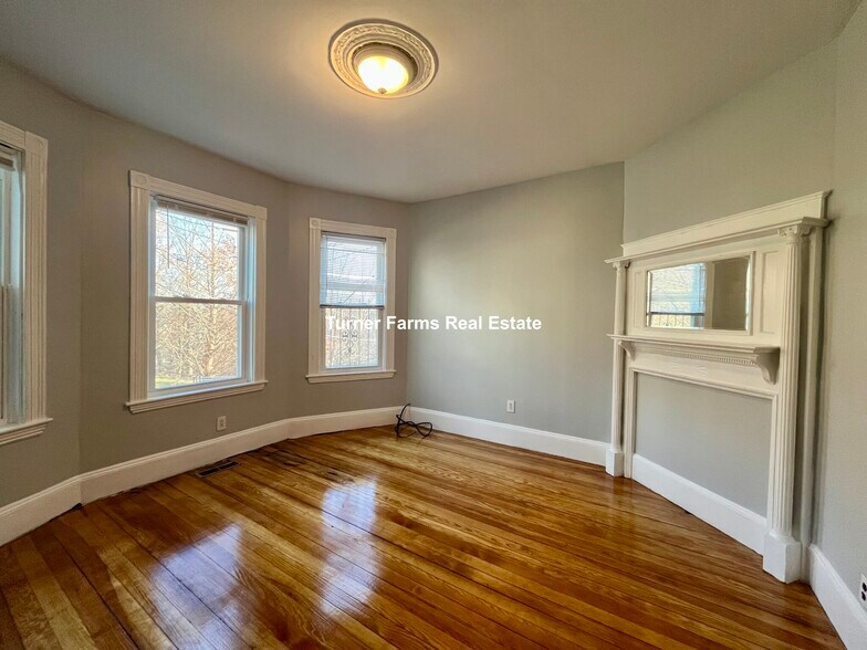 Building Photo - 10 Bucknam St