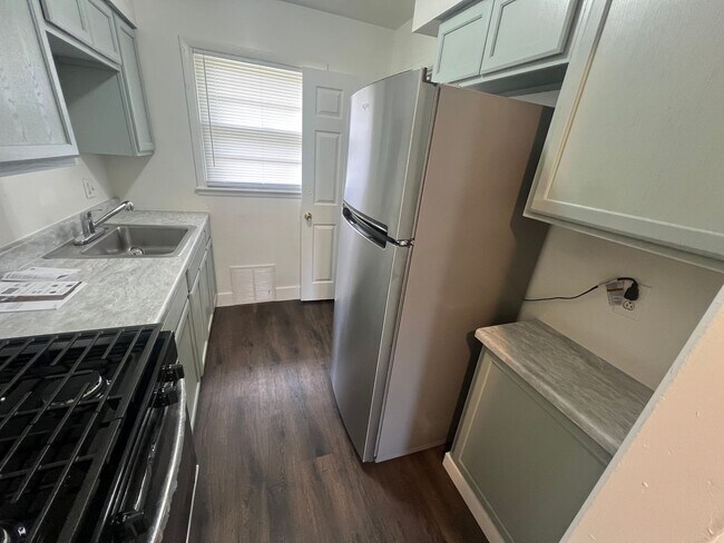 Building Photo - Spacious 2 bedroom townhome