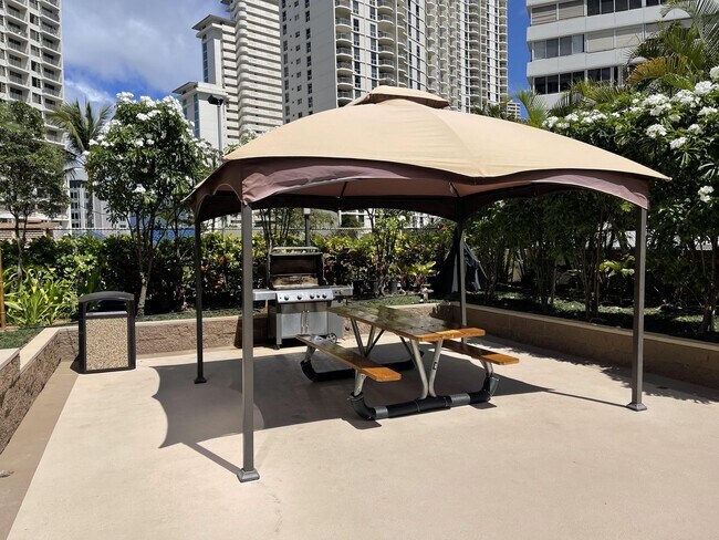 Building Photo - Waikiki, Pet Friendly. Central AC