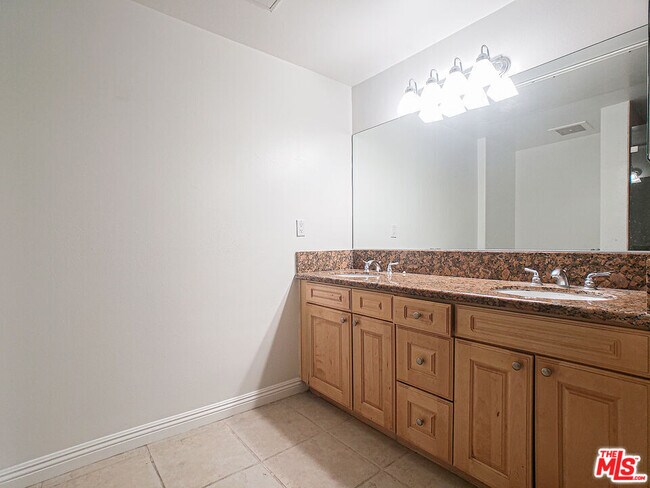Building Photo - 1042 S Kingsley Dr