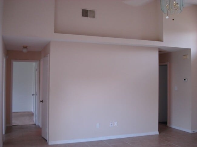 Building Photo - 3/2 Home Minutes to OIA