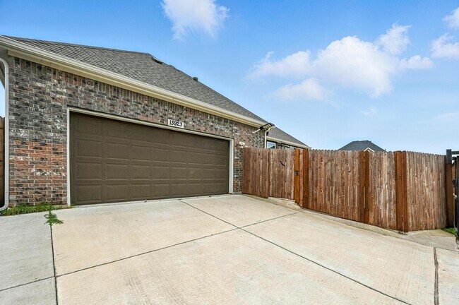 Building Photo - 13923 Hopewell Dr