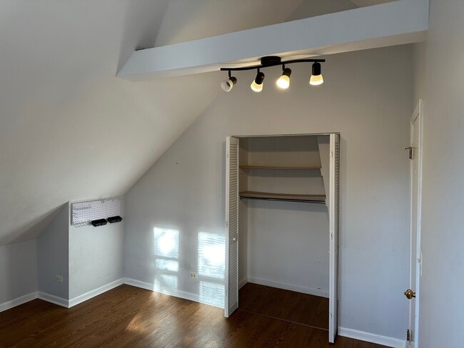 Building Photo - 2451 N Marshfield Ave