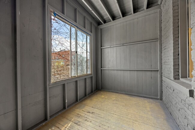 Building Photo - 915 W Newport Ave