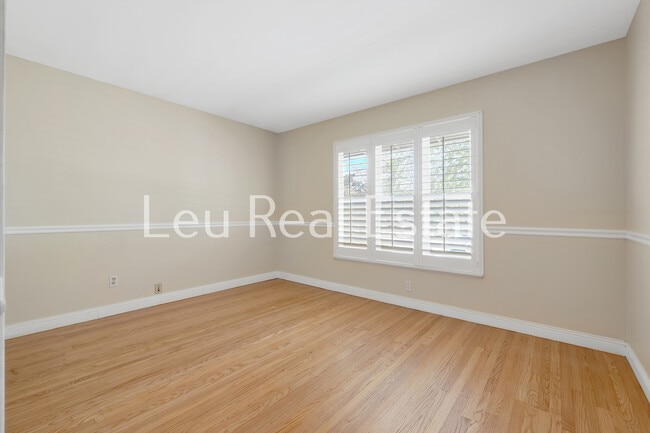 Building Photo - 6640 S Land Park Dr