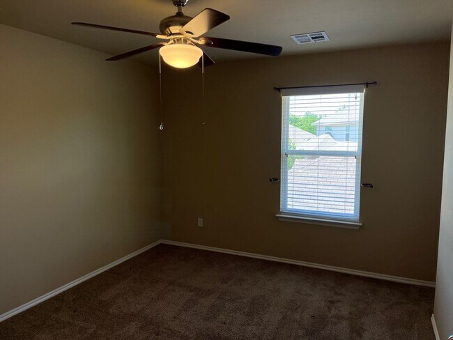 Building Photo - Available Now! - 3 bedrooms 2.5 bath