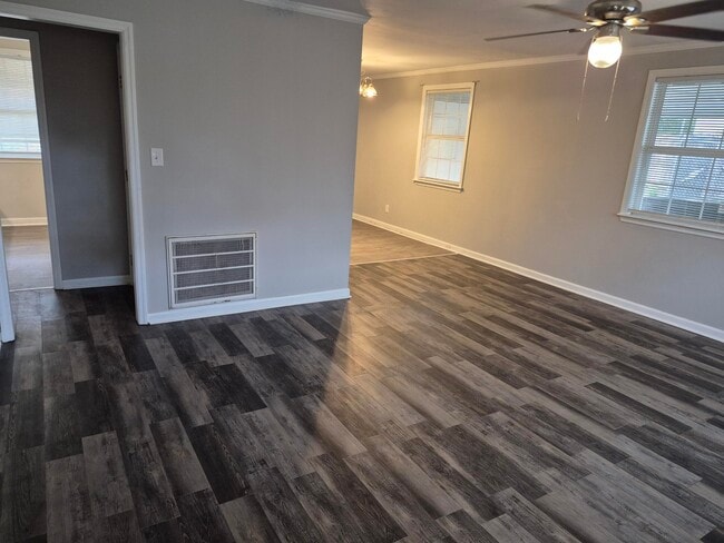 Building Photo - 3314 Oakridge Dr