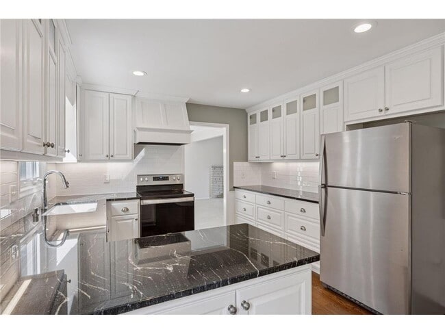 Building Photo - 16091 Highwood Dr