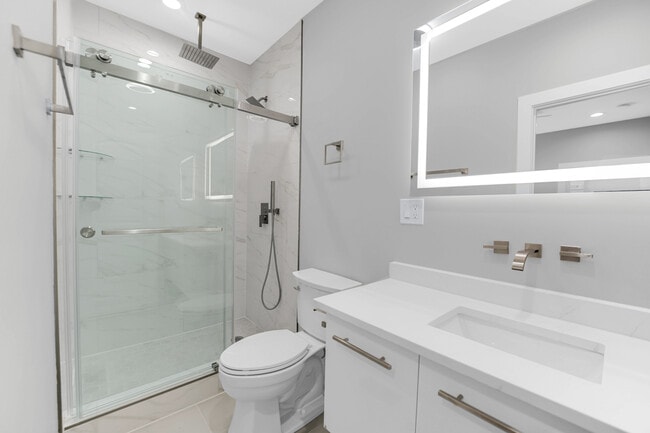 Building Photo - 4721 W Warwick Ave