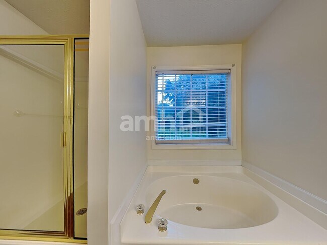 Building Photo - 1831 Green Oak Cir