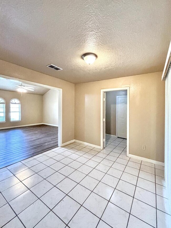 Building Photo - 3-Bedroom, 2-Bathroom Home in Convenient L...