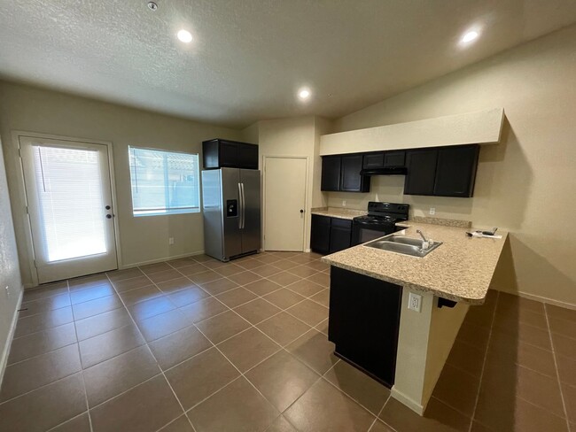 Building Photo - 3 Bedroom Townhome in Desert Sky!