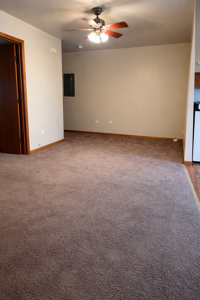 Building Photo - 465-479 N School St