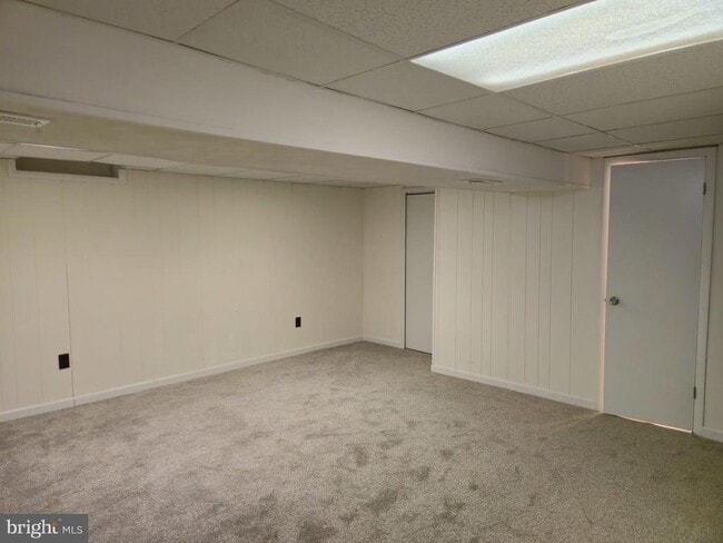 Building Photo - 82 Ewing Dr