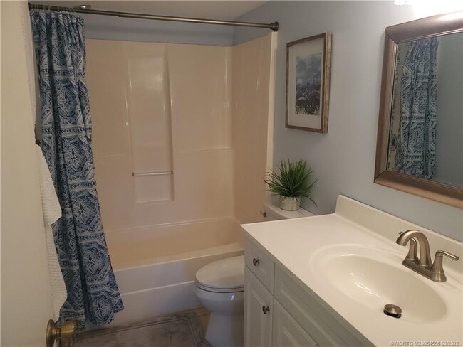 Building Photo - 811 SW South River Dr