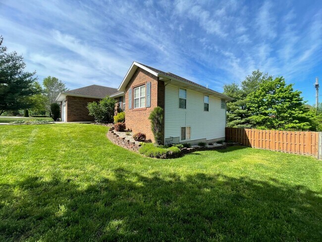 Building Photo - 1407 S 17th Ave
