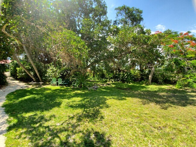 Building Photo - ALL THE CHARM! - Siesta Key 1+ acre on the Bay - 3 bed/ 2 bath pool home