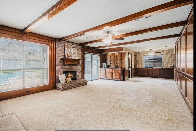 Building Photo - 15014 Hollydale Dr