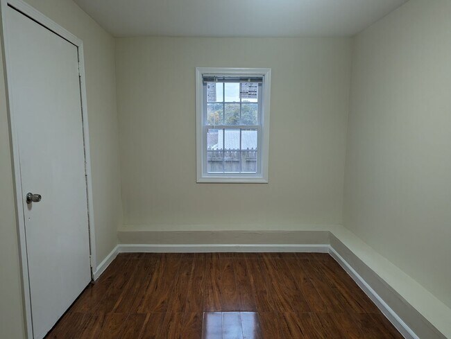 Building Photo - 33 Hallock St