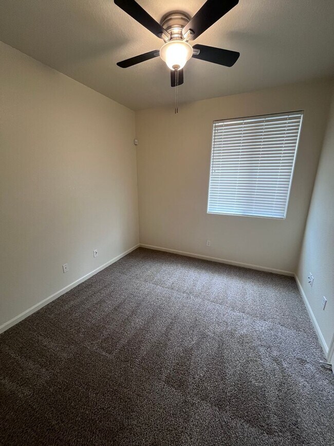 Building Photo - LOVELY 3 BEDROOM HOUSE IN NEWER SUBDIVISION!!