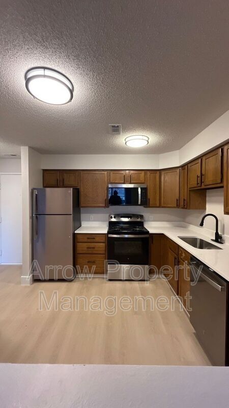 Building Photo - 515 W Saunders Ave