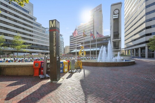 Building Photo - Gorgeous 5 BED + 3.5 Ba in Main House, 1 + 1 in BSMT, 1 + 1 above garage  in the Heart of Downtow...