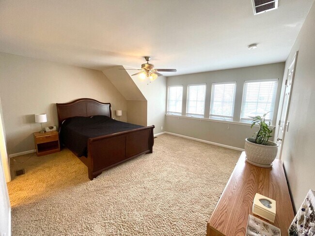Building Photo - Clifton Heights Townhome!