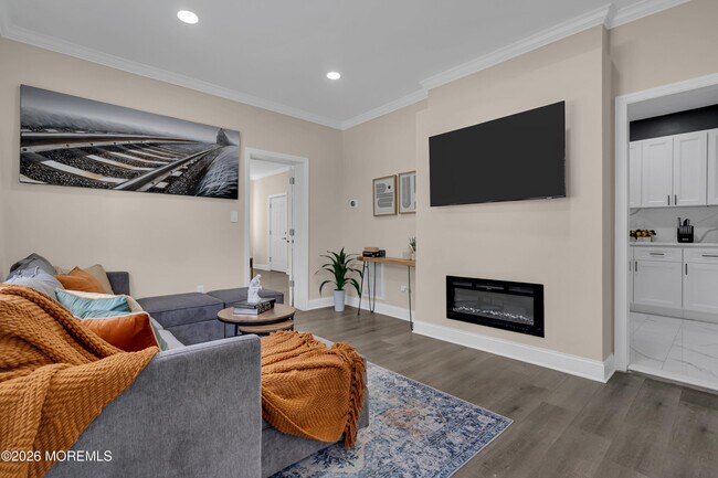 Building Photo - 11 E 43rd St