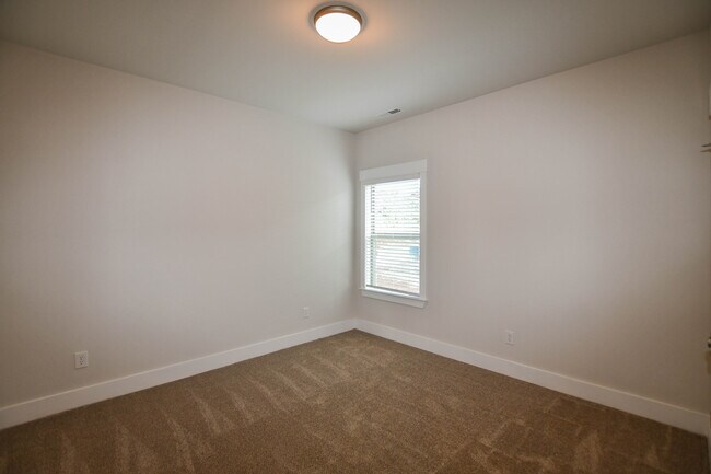 Building Photo - 148 Rosemary Ayers Dr