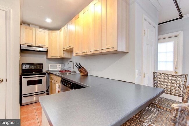 Building Photo - 811 S Broadway